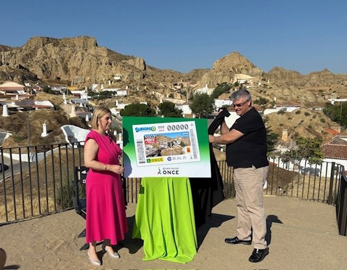 La directora de la ONCE en Granada, Carmen Aguilera ha presentado la imagen de este cupón al alcalde de Guadix, Jesús Lorente