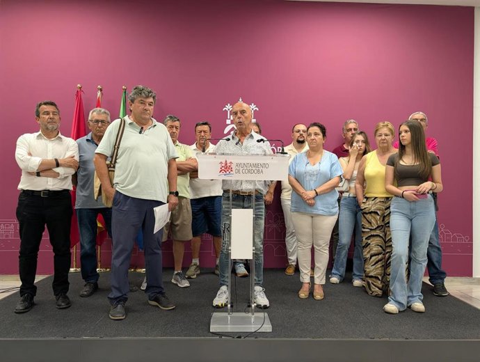 El portavoz del PSOE en el Ayuntamiento de Córdoba, Antonio Hurtado, junto a la plataforma vecinal por la gestión desconcentrada de Villarrubia, presidida por Juan Manuel León.
