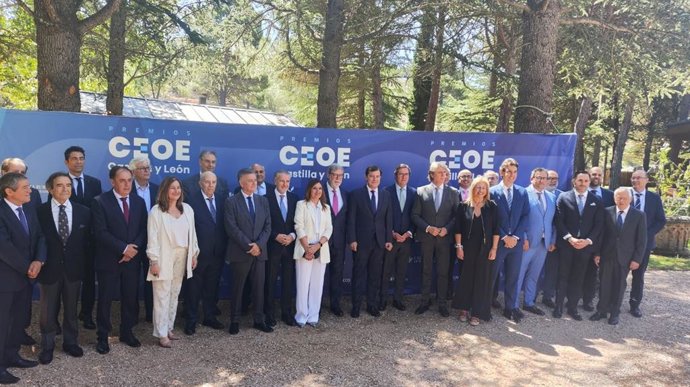 Todos los premiaodos junto a las autoridades en la gala CEOE Castilla y León celebrada en Soria