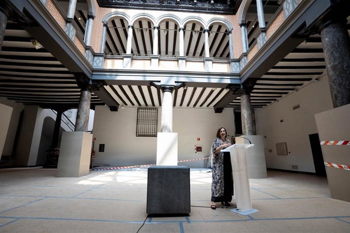 La consejera municipal de Cultura del Ayuntamiento de Zaragoza, Sara Fernández, explica las obras de mejora del Museo Pablo Gargallo