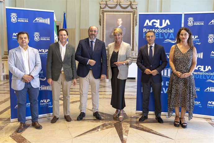 Autoridades en la presentan el Pacto Social por el Agua en Huelva.