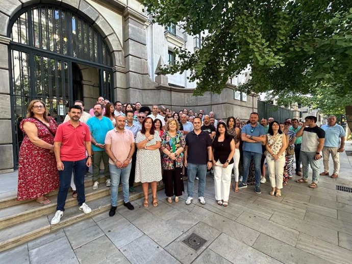 Concentración de alcaldes y concejales ante el antiguo Banco de España