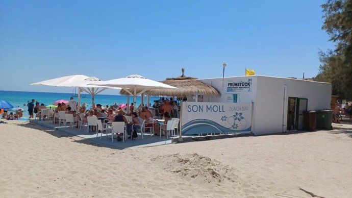 Archivo - Un bar en la playa de Son Moll.