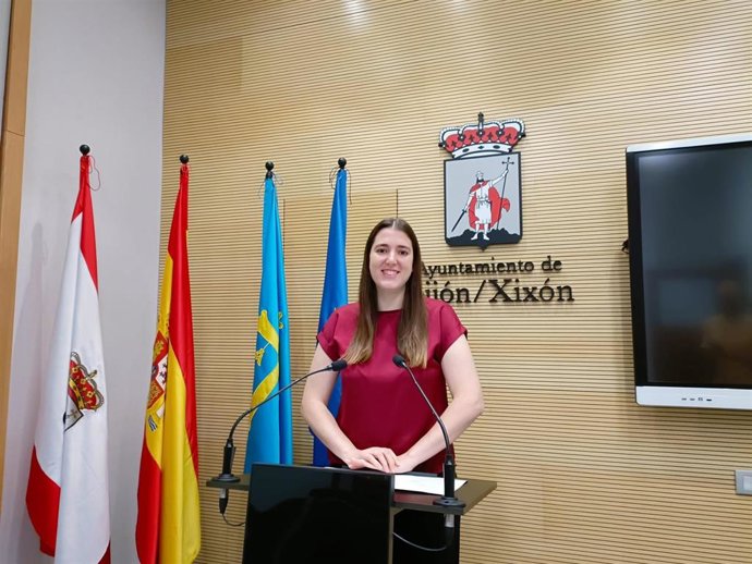 La portavoz de Podemos en el Ayuntamiento de Gijón, Olaya Suárez, en rueda de prensa en el Consistorio gijonés.