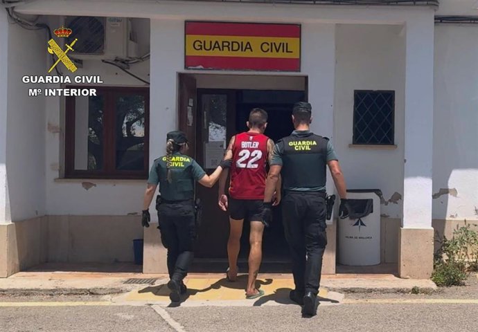 El detenido, conducido por agentes de la Benemérita.