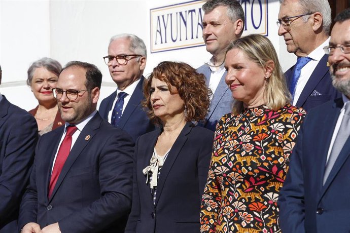 Archivo - La vicepresidenta María Jesús Montero y la presidenta de la Mancomunidad de Municipios del Campo de Gibraltar, Susana Pérez Custodio, en febrero de este 2025 en una reunión en Castellar de la Frontera (Cádiz).