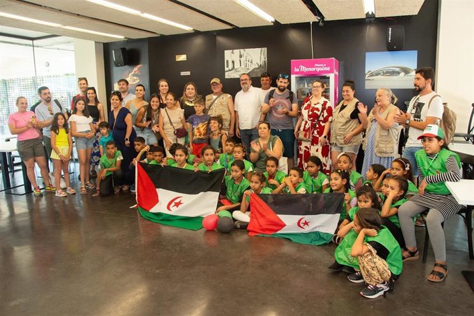 Recibimiento de niños y niñas saharauis que pasarán el verano en pueblos de Cáceres dentro del programa 'Vacaciones en paz'