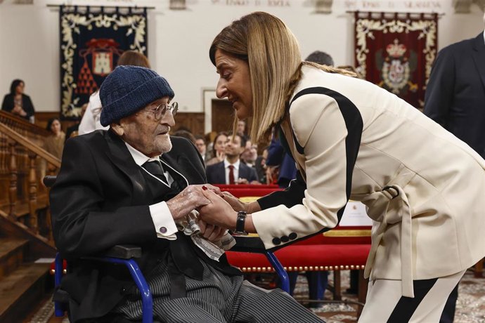 Archivo - El Escritor Álvaro Pombo Es Saludado Por La Presidenta De Cantabria, María José Sáenz De Buruaga, Momentos Antes De Recibir El Premio Cervantes 2024,