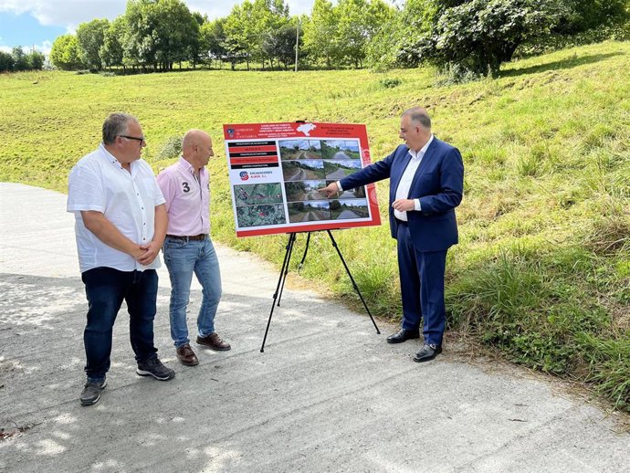 El consejero de Fomento, Roberto Media, en la inauguración de un camino en Vidular