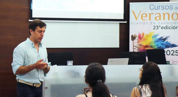 Javier García, profesor de Nutrición y Bromatología de la Escuela Superior de Hostelería de Sevilla, durante el taller 'La vuelta al mundo de la alimentación saludable', que dirige en el marco de la 23 edición de los Cursos de Verano de la UPO
