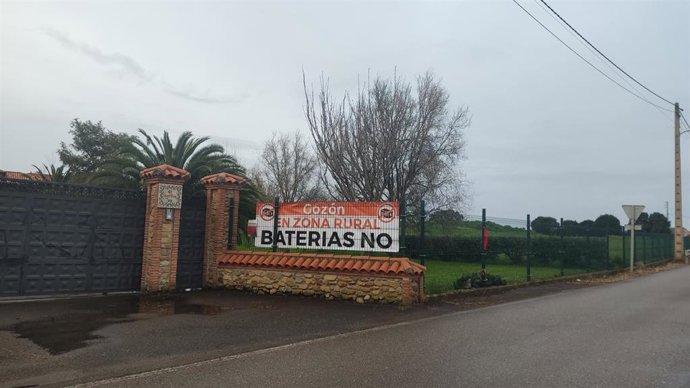 Archivo - Pancartas en contra de los parques de baterías en la zona rural, instaladas en Gozón.