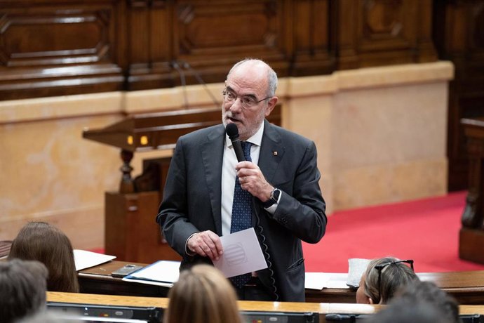 Archivo - El conseller de Unión Europea y Acción Exterior, Jaume Duch, en sesión de control este en el Parlament