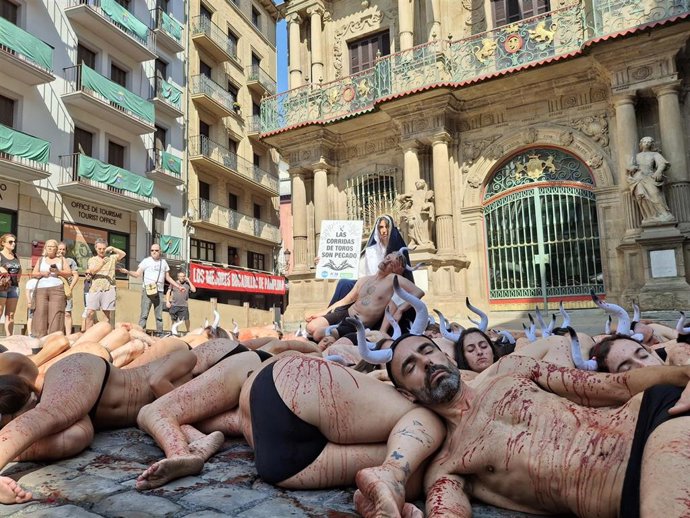 Acción de Anima Naturalis y PETA en contra de la tauromaquia en vísperas de los Sanfermines.