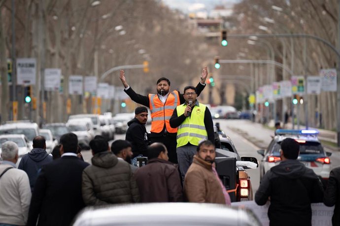 Archivo - Conductores y empresarios de VTC durante la marcha lenta de las VTC de Catalunya, en la estació de França, a 11 de marzo de 2025, en Barcelona.