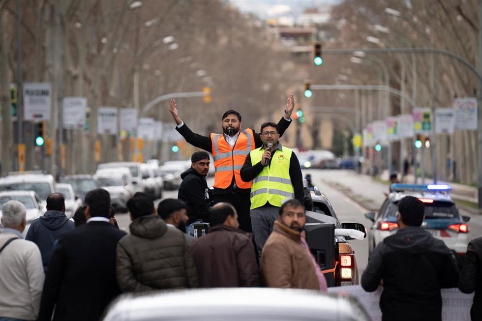 Archivo - Conductores y empresarios de VTC durante la marcha lenta de las VTC de Catalunya, en la estació de Frana, a 11 de marzo de 2025, en Barcelona.