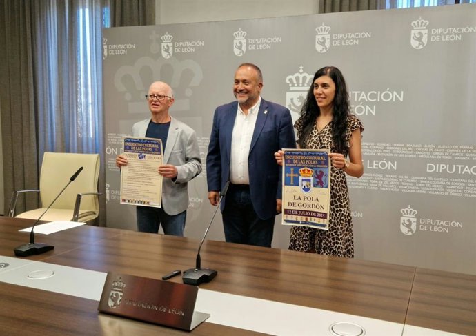 El presidente de la Diputación de León, Gerardo Álvarez Courel (centro) y el alcalde de la Pola de Gordón, Antonio García Arias (izquierda), en la presentación del Encuentro Cultural de las Polas.