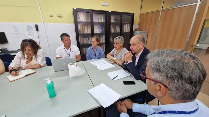 La consejera de Salud del Principado de Asturias, Concepción Saavedra, preside la reunión de la Comisión de Seguimiento de las obras del hospital de Cabueñes, centro de referencia del Área V.