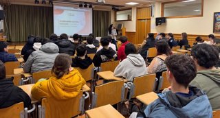 Una de las sesiones de educación financiera básica impartida por Banco Santander en un instituto de Galicia.