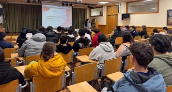 Una de las sesiones de educación financiera básica impartida por Banco Santander en un instituto de Galicia.