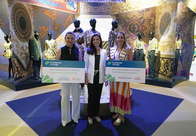 La directora de División de Actividades, Comunicación e Imagen de la Fundación Unicaja, Cristina Rico, ha entregado el donativo a la directora de oficina de la Fundación Quiero Trabajo y a la presidenta de la Asociación Dosta con Alma Gitana.