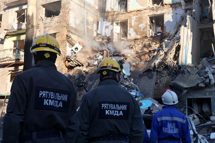 23 de junho de 2025, Kiev, Ucrânia: Bombeiros trabalham no local de um prédio de apartamentos atingido por ataques de drones e mísseis russos, em meio ao ataque da Rússia à Ucrânia. A Ucrânia disse em 23 de junho que "outro ataque maciço" a Kiev por drone