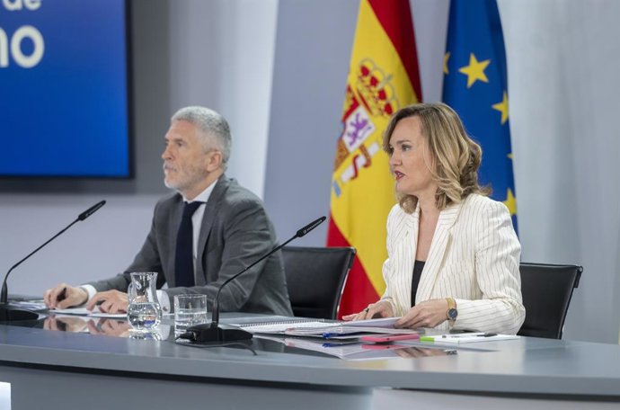 El ministro de Interior, Fernando Grande-Marlaska y la ministra Portavoz, Pilar Alegría, durante una rueda de prensa posterior a la reunión del Consejo de Ministros, en el Palacio de La Moncloa, a 8 de julio de 2025, en Madrid (España). El Consejo de Mini