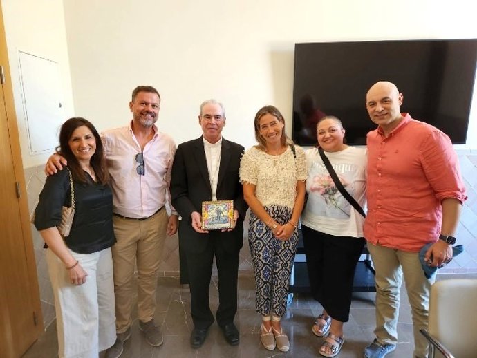 Jesús Catalá, obispo emérito de Málaga, recibe al equipo médico y asistencial de la UCI de Vithas Málaga