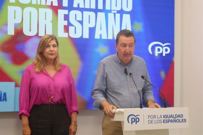 El presidente del PP de Huelva, Manuel Andrés González, junto la secretaria general del PP de Huelva, Berta Centeno, en rueda de prensa este martes.