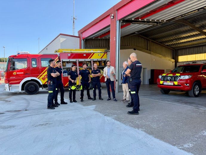 El presidente de la DPH, Isaac Claver y el diputado delegado de bomberos, Javier Catalán, en la visita realizada al parque de Monzón.