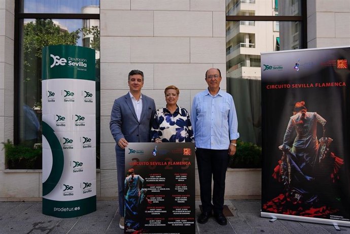 El vicepresidente de Prodetur, Rodrigo Rodríguez, la presidenta de la Federación Provincial de Sevilla de Entidades Flamencas, Concha Prieto, y el vicepresidente del ente cultural, Manuel Macías, posando con el cartel de 'Sevilla Flamenca 2025'.