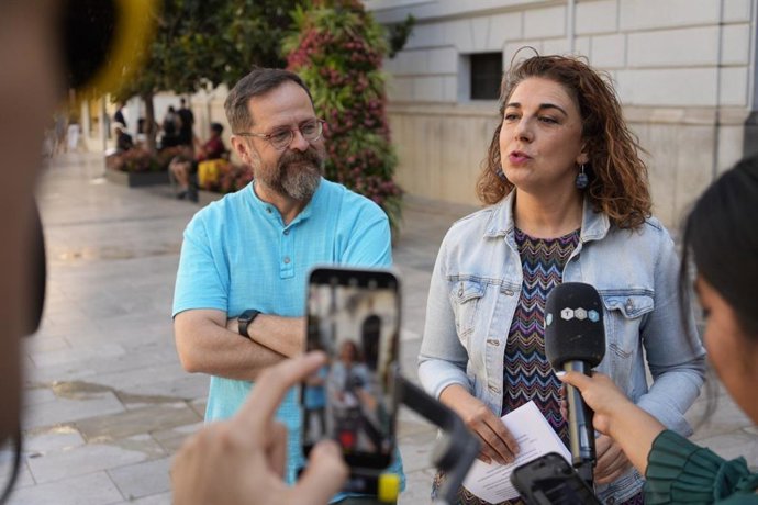 Los concejales del PSOE Raquel Ruz y Juanjo Ibáñez