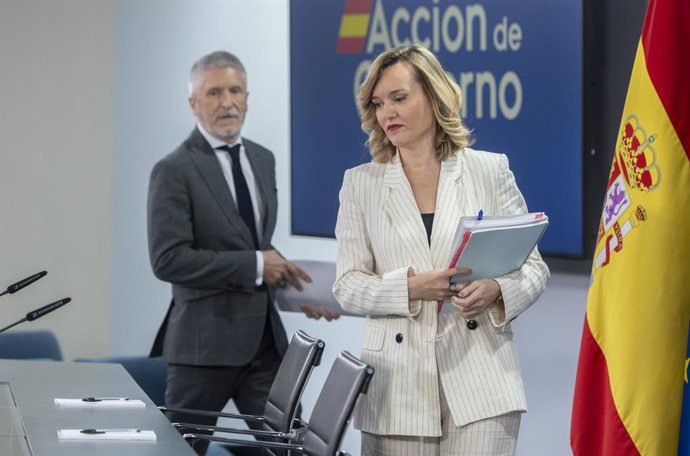 O Ministro do Interior, Fernando Grande-Marlaska, e a Porta-voz do Ministro, Pilar Alegría, chegam para uma coletiva de imprensa após a reunião do Conselho de Ministros, no Palácio La Moncloa, em 8 de julho de 2025, em Madri (Espanha). O Conselho de Minis