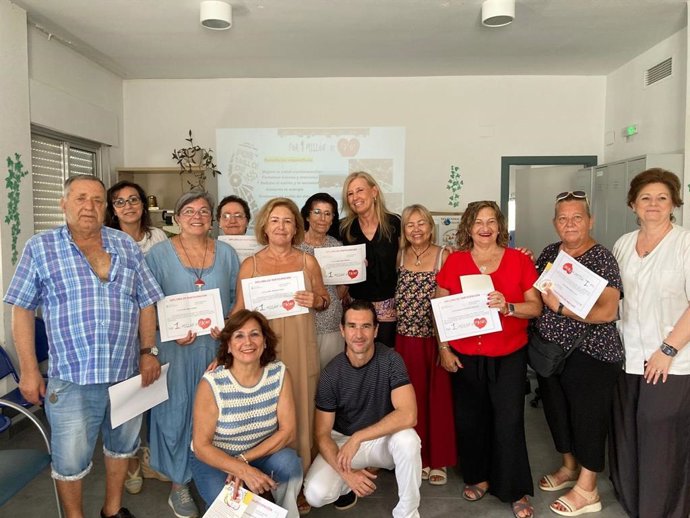 Usuarios del el programa 'Por un millón de pasos' del centro de salud de Punta Umbría (Huelva), en la clausura del mismo.