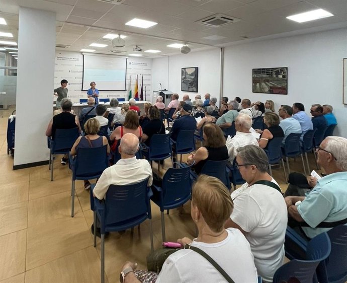 Un total de 65 representantes de entidades sociales de personas mayores han asistido a la sesión informativa organizada por la Sección de Personas Mayores del Ayuntamiento e impartida por profesionales del Distrito Sanitario Málaga-Valle del Guadalhorce