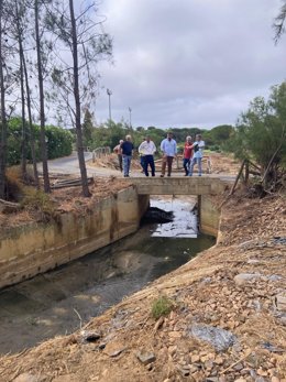El delegado de Agricultura, Pesca, Agua y Desarrollo Rural de la Junta en Huelva, Álvaro Burgos, vita las obras de restauración en el arroyo de La Cañada de la Viga, en Cartaya.