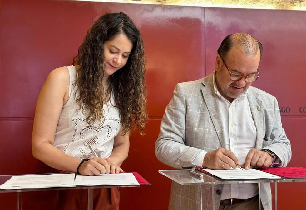 La concejala de Derechos y Servicios Sociales, María Rozas, y el rector de la USC, Antonio López, en la firma del convenio para la atención bucodental de personas en riesgo de exclusión, a 8 de julio de 2025.