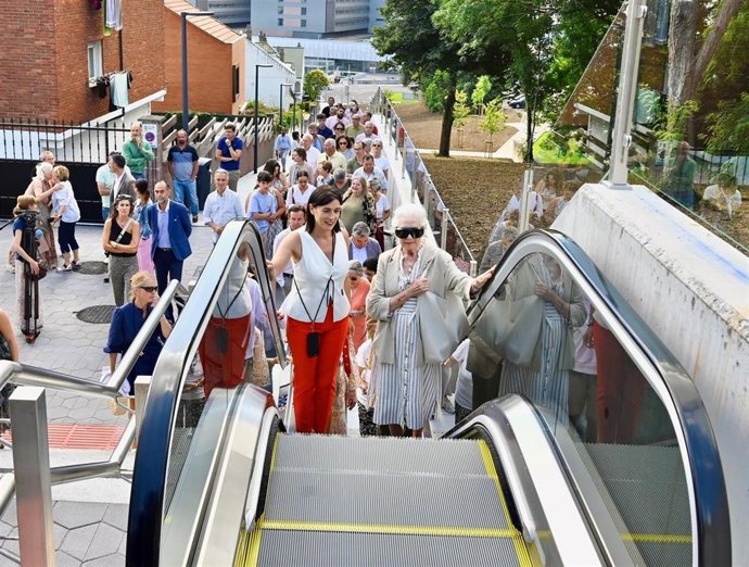 La alcaldesa de Santander, Gema Igual, y vecinos estrenan el nuevo itinerario vertical que une Valdecilla y Cardenal Herrera Oria
