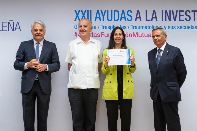 La doctora Beatriz Caballero,  que lidera la investigación 'Efecto ángel o demonio De los psicodélicos en los trastornos mentales graves', recogiendo la ayuda de Fundación Mutua Madrileña en Madrid.