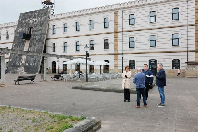 Archivo - Visita de la alcaldesa de Gijón, Carmen Moriyón, a la plaza de la República, en el barrio gijonés de El Coto, junto a representantes vecinales. (Archivo)