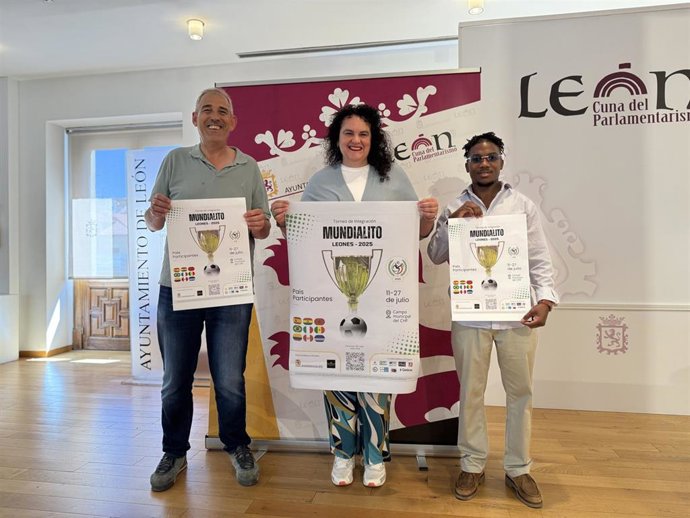 El concejal de Deportes de León, Vicente Canuria (izquierda) y la edil de Bienestar Social, Vera López (centro), tras la reunión con Aaron Jersey Letabi (derecha), representante de la Asociación de Veteranos de León.