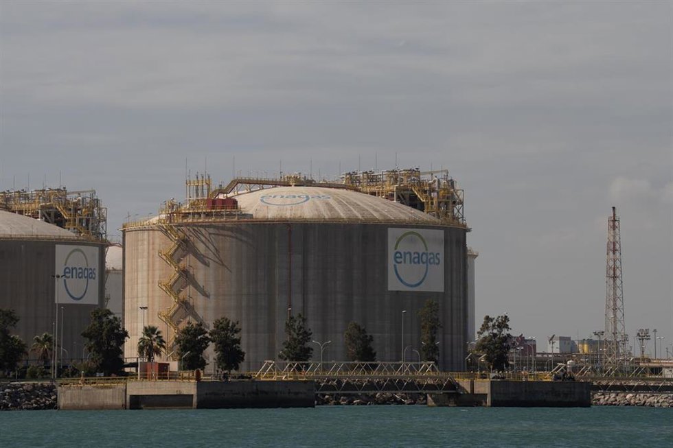 Archivo - Vista exterior de la planta regasificadora de Enagás en el Puerto de Barcelona, a 6 de octubre de 2022, en Barcelona, Cataluña, (España). Esta planta de regasificación resulta estratégica para la entrada de gas a Europa. La Unión Europea está 
