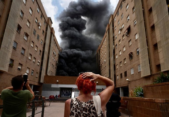 Incendi en un local comercial en l'avinguda del Port de València.