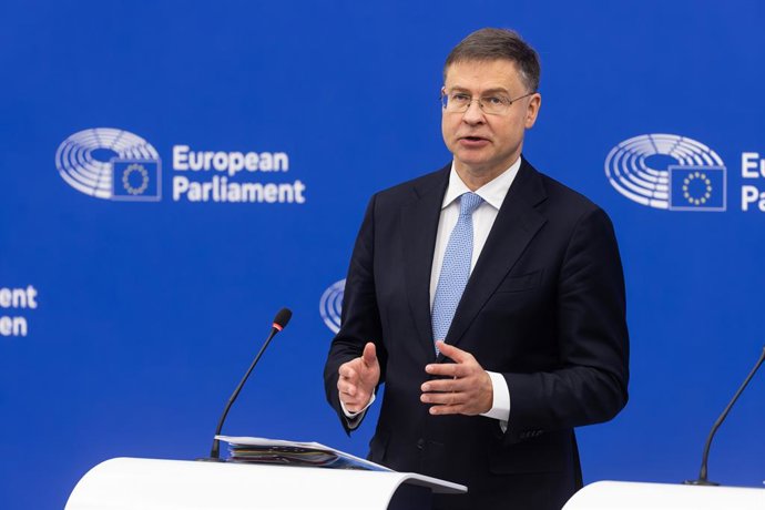 Archivo - Arquivo - 18 de dezembro de 2024, França, Estrasburgo: Valdis Dombrovskis, Comissário Europeu para Assuntos Econômicos e Produtividade, Transposição e Simplificação, está no prédio do Parlamento Europeu e discursa. A quarta-feira começará com um