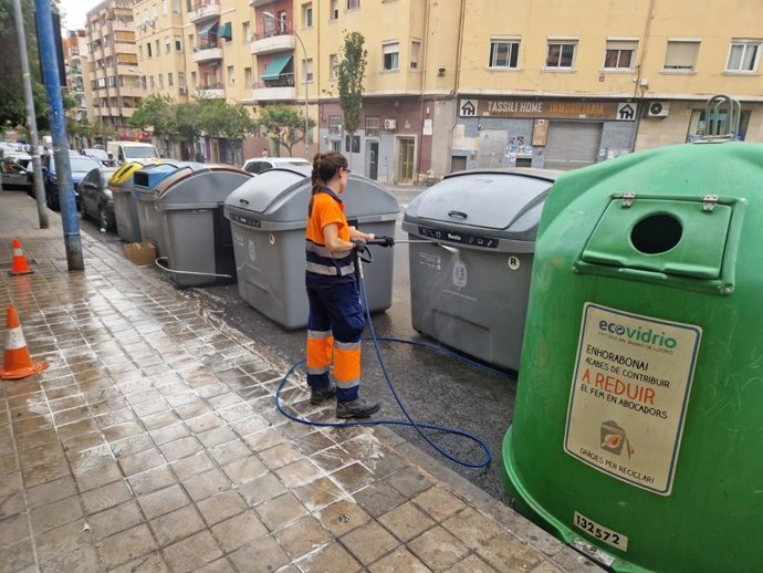 Archivo - Trabajos de limpieza del personal de Netial, empresa contratista del servicio de limpieza viaria y recogida de residuos de la ciudad de Alicante, en una imagen de archivo