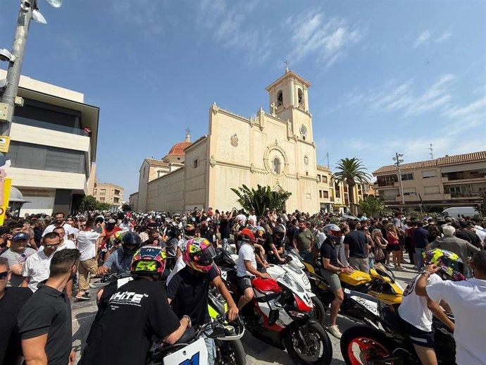 Motoristas despiden al piloto Borja Gómez en la puerta de la iglesia de San Francisco Javier