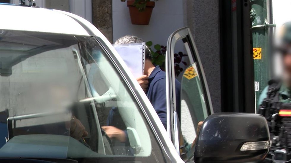 El empresario investigado en Santaigo en una operación de la UCO contra los delitos fiscales es introducido en una patrulla de la Guardia Civil