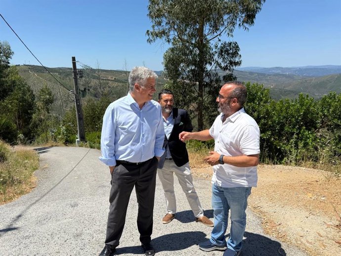 El presidente de la Diputación de Cáceres, Miguel Ángel Morales, con representantes municipales de la Beira Baxa (Portugal)