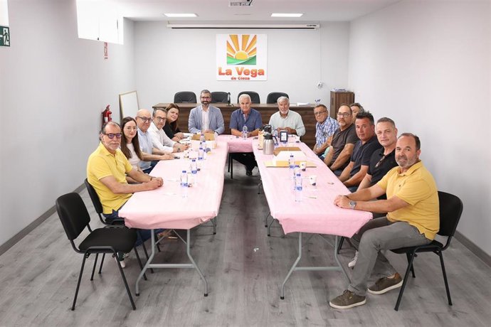 El secretario general del PSOE de la Región de Murcia (PSRM-PSOE), Francisco Lucas, reunido con representantes de cooperativa La Vega de Cieza