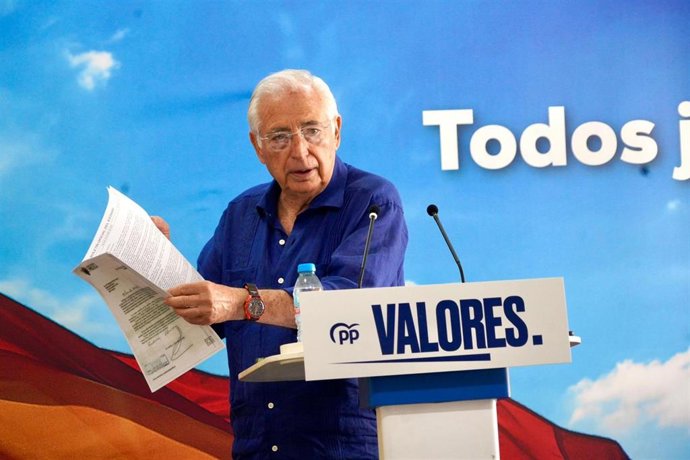 El presidente de Melilla, Juan José Imbroda, en rueda de prensa en la sede del PP melillense