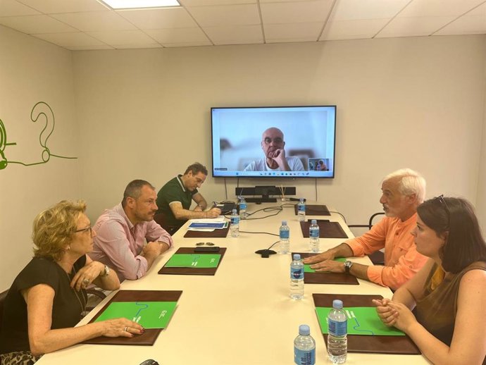 Sánchez-Rovira y Carretero, a la derecha, informan a responsables de la AECC en Jaén del estudio.